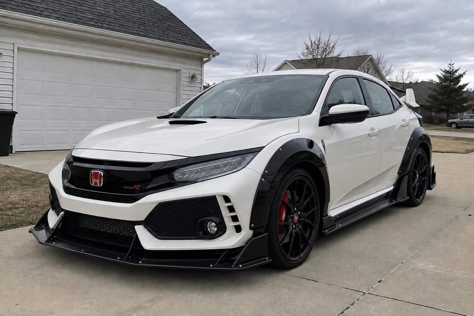 Civic Type R FK8: riveted over-fenders, splitter, skirts and diffuser, after