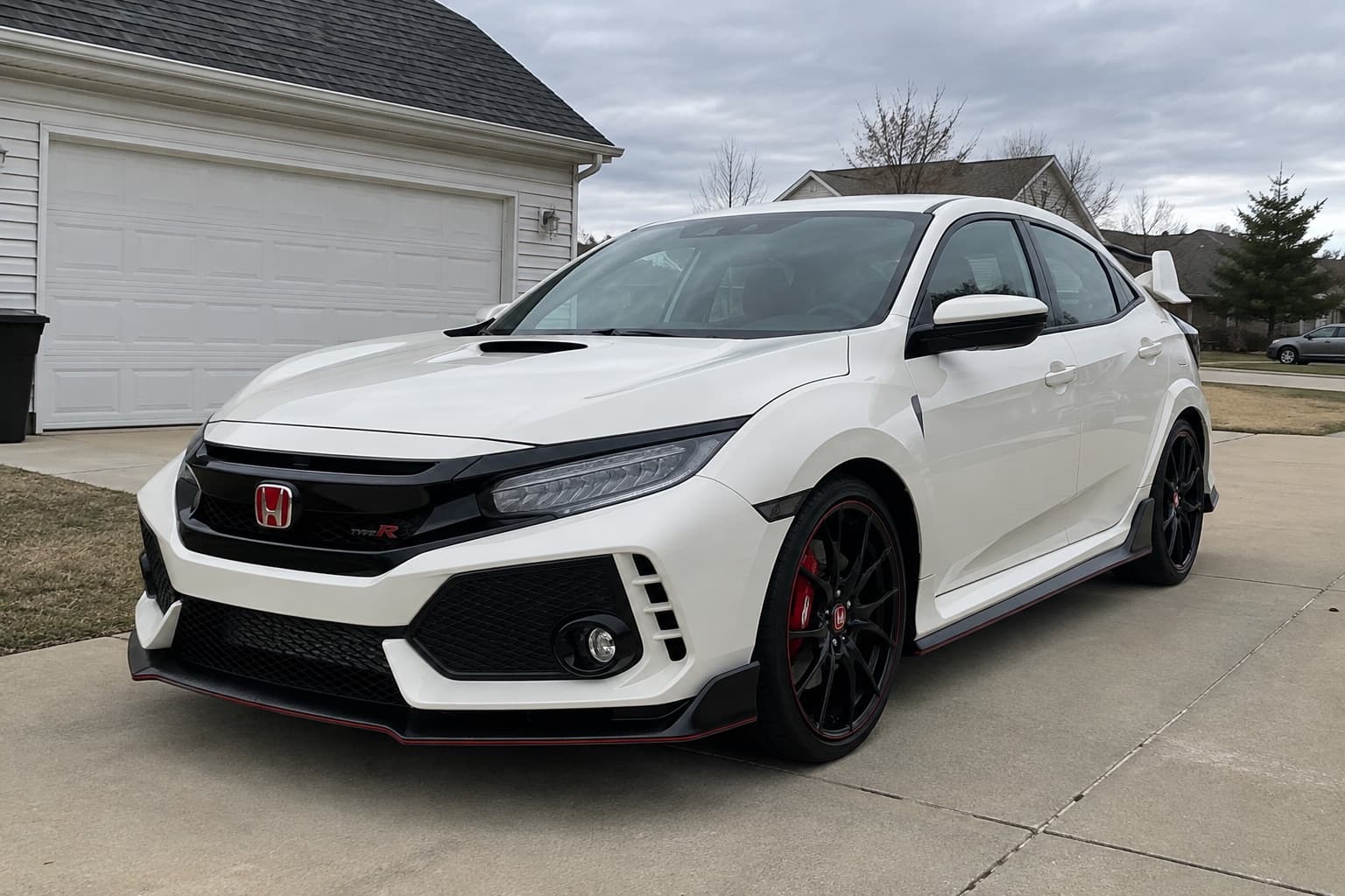 Civic Type R FK8: Nardo grey and bronze wheels, before
